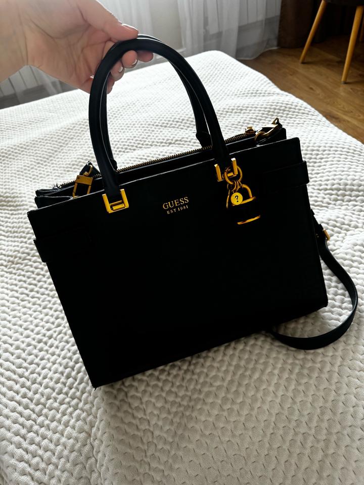 Черная кожаная сумка GUESS