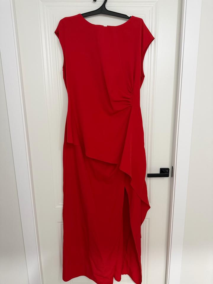 Красное платье