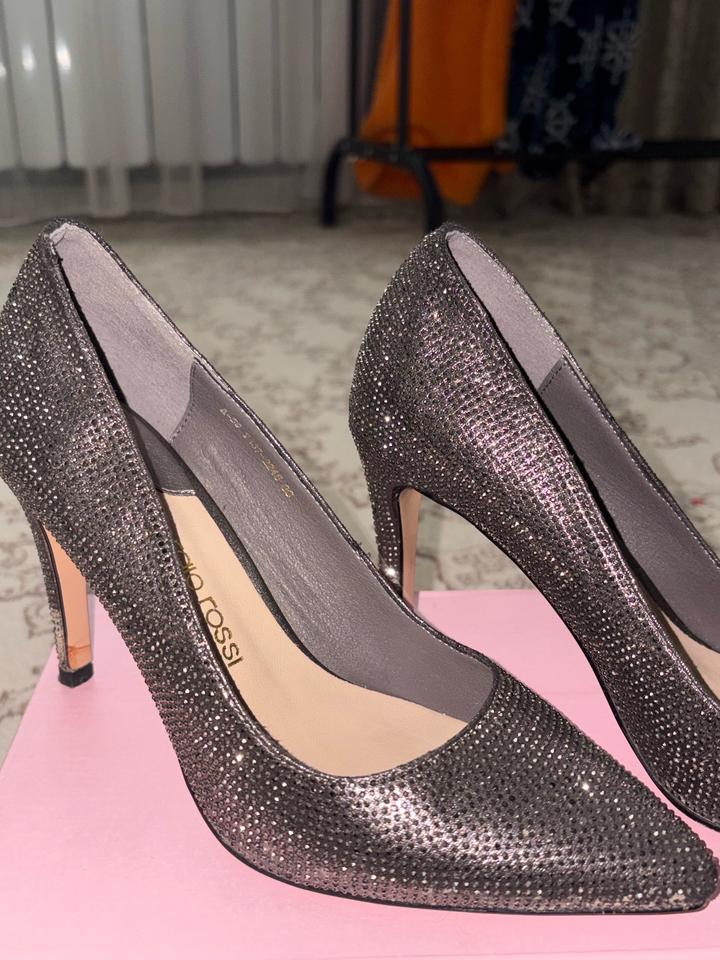 каблуки со стразами