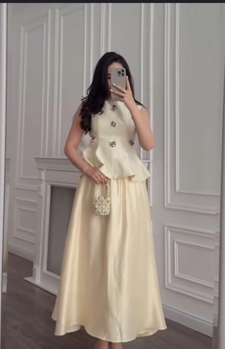 Элегантное платье в нежном кремовом оттенке