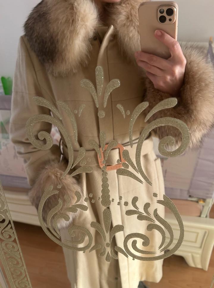 Пальто бежевое с меховым воротником