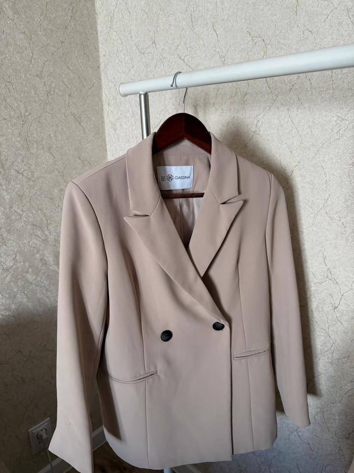 Бежевый пиджак