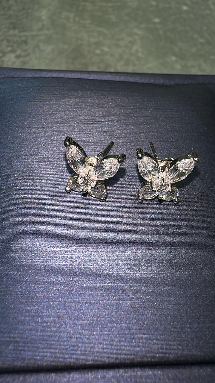 Серьги пусеты из серебра 925 пробы с муассанитами