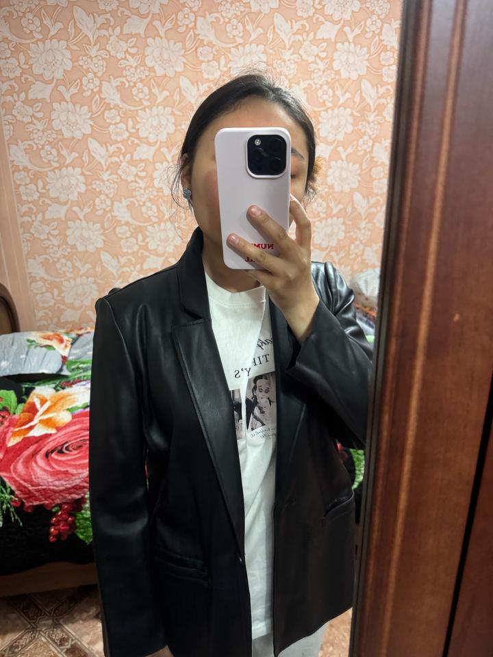 Кожный черный пиджак