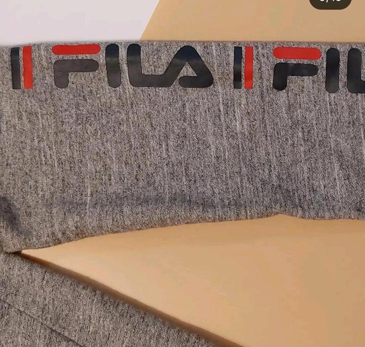 Спортивная толстовка от бренда Fila.
