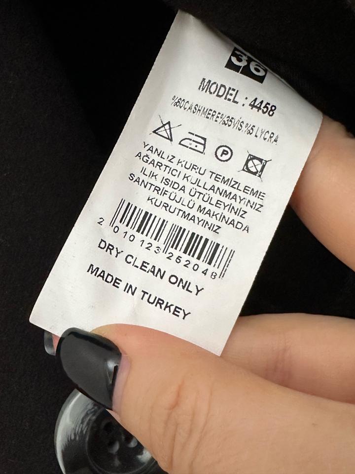 Черное пальто