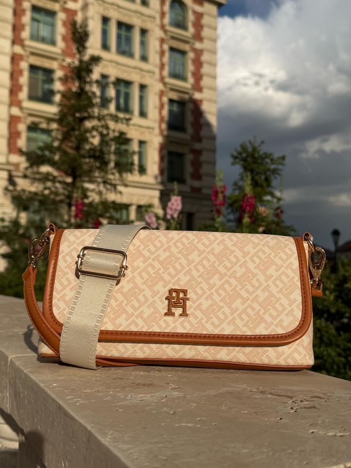 Tommy Hilfiger Monogram Convertible Bag Beige/Camel