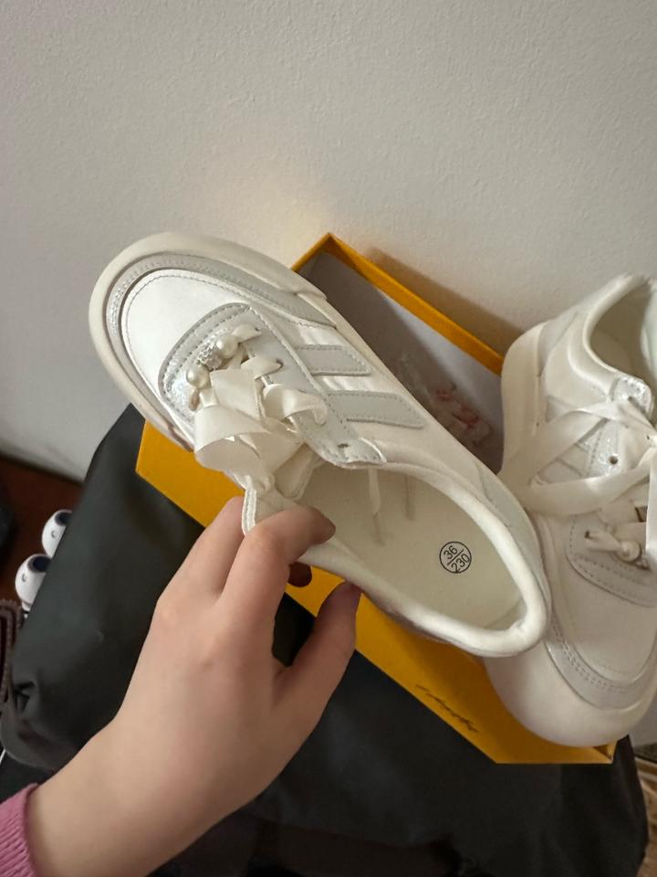 Белые кроссовки