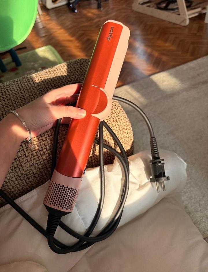 Dyson airstrait