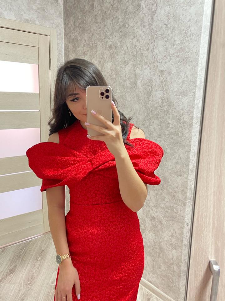 Красное платье