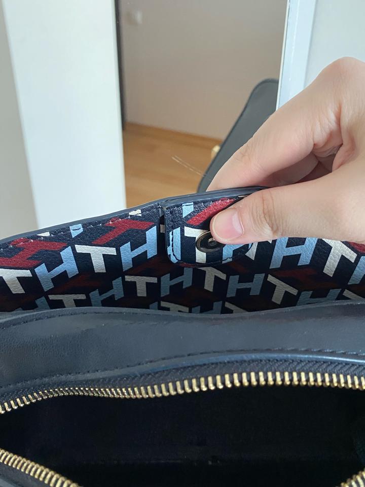 Темно синяя сумка от Tomy Hilfigher