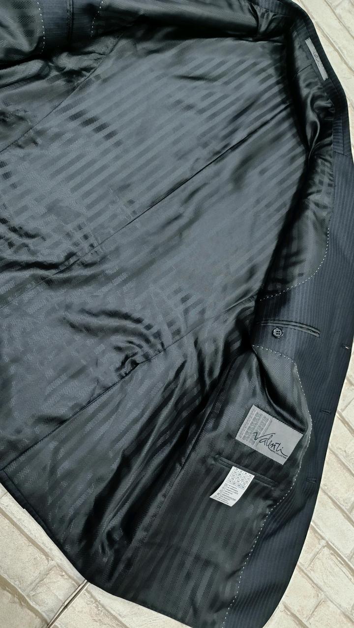 Мужской серый костюм в полоску