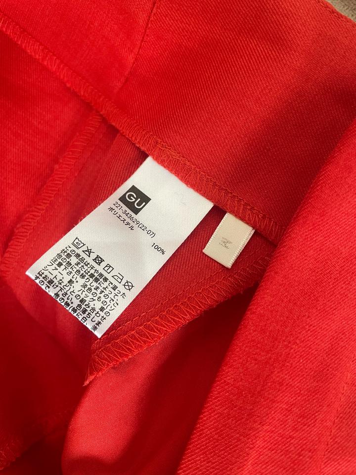 Яркие брюки GU