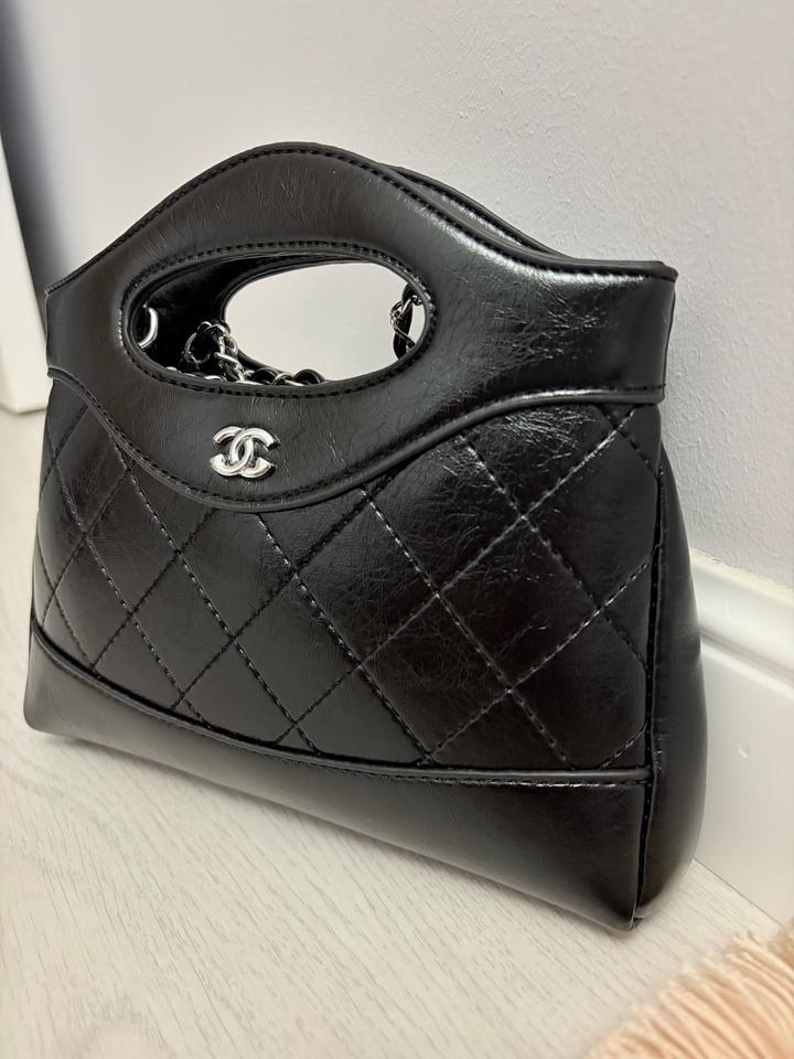 Черная сумка от Chanel