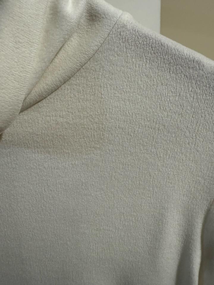 Белая водолазка Uniqlo