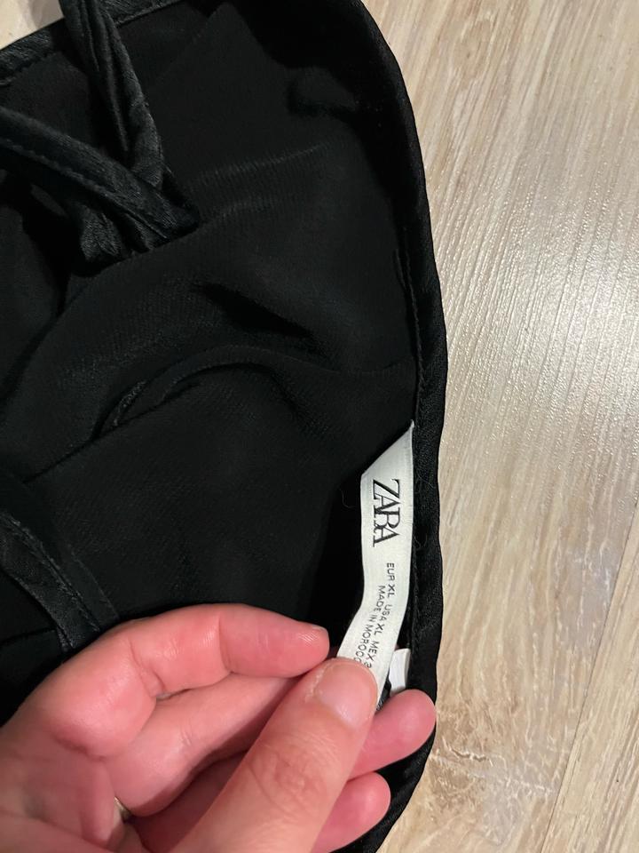 Черное атласное платье Zara