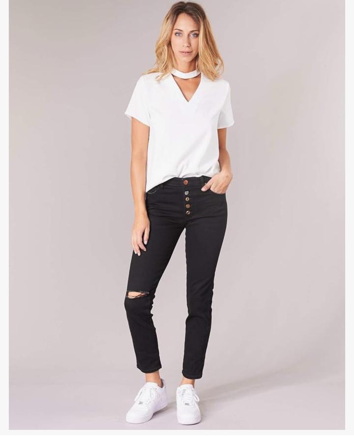 женские джинсы бренда Diesel имеют застежку на пуговицы и декоративный разре