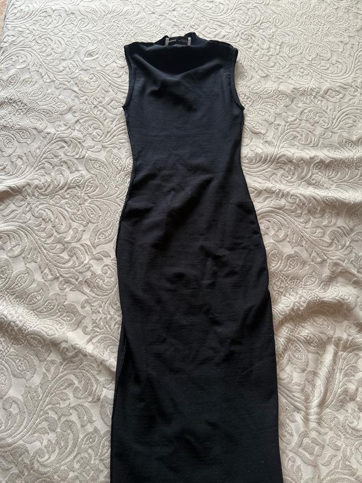 Черное платье Bershka