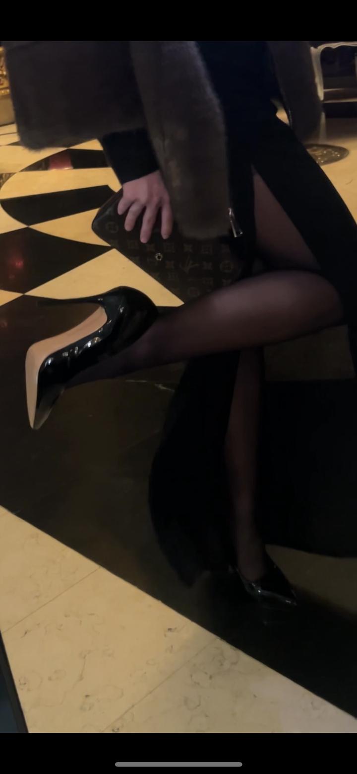 Черные каблуки лакированные