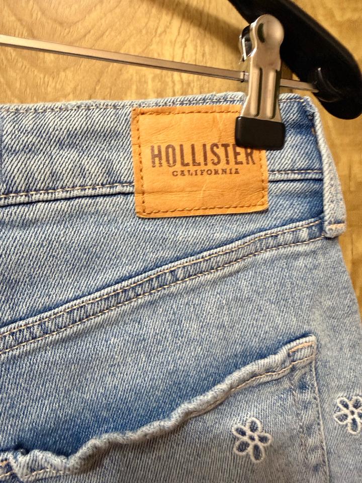 Джинсовые шорты Hollister с вышивкой