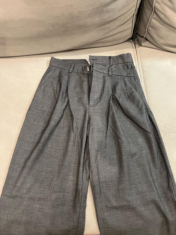 Серые брюки papermoon