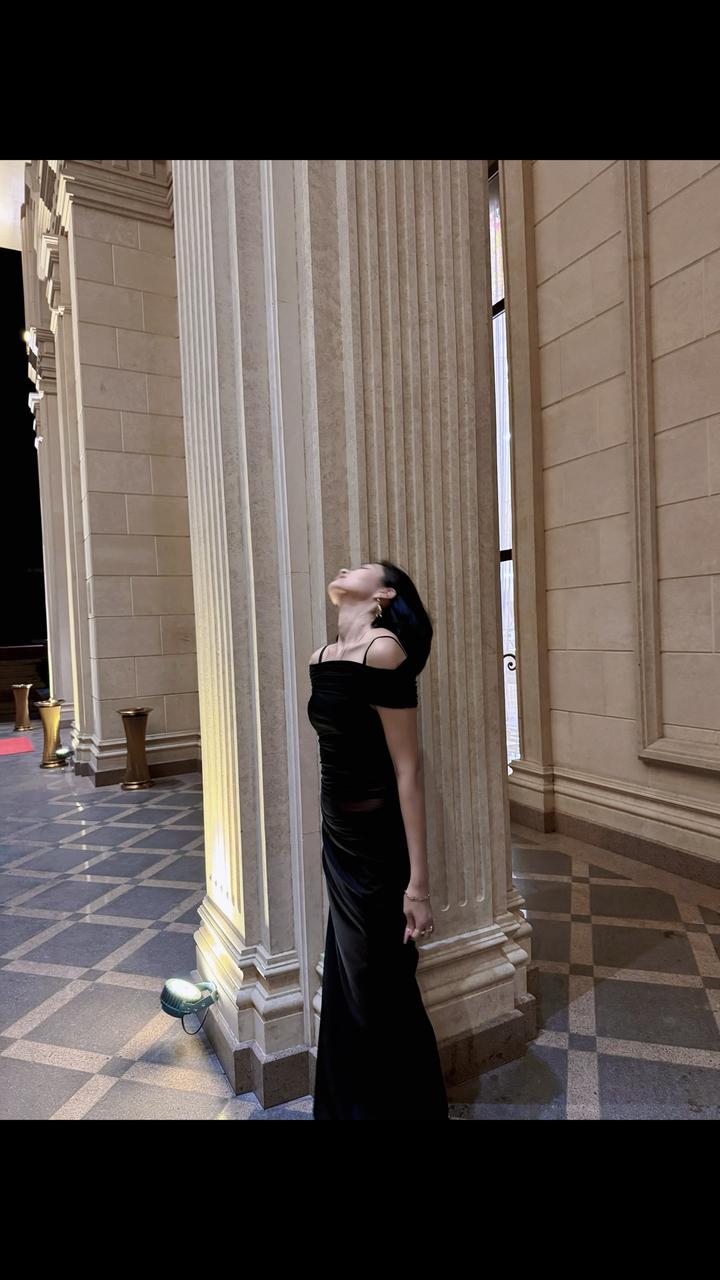 Длинное, черное платье