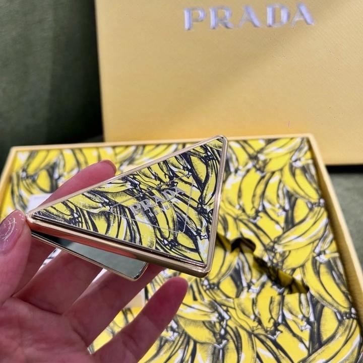 Зеркальце Prada Beaute