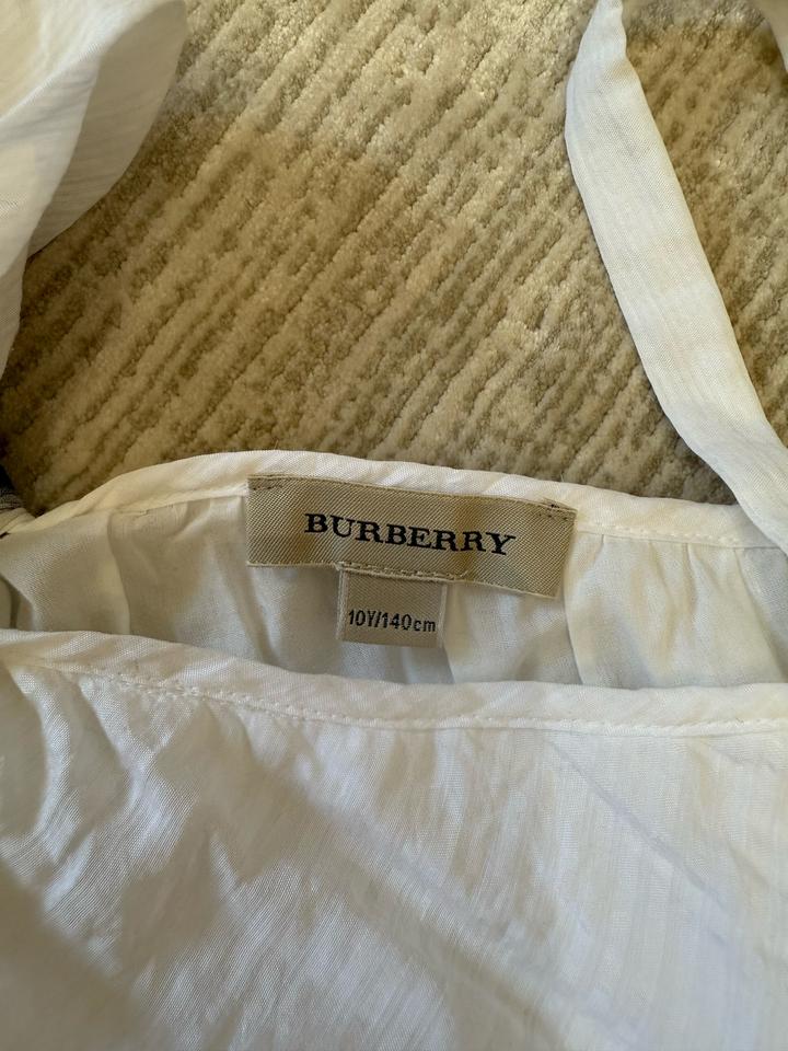 Белое платье Burberry