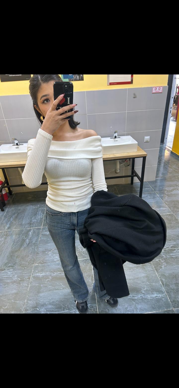 белая кофта с открытыми плечамм