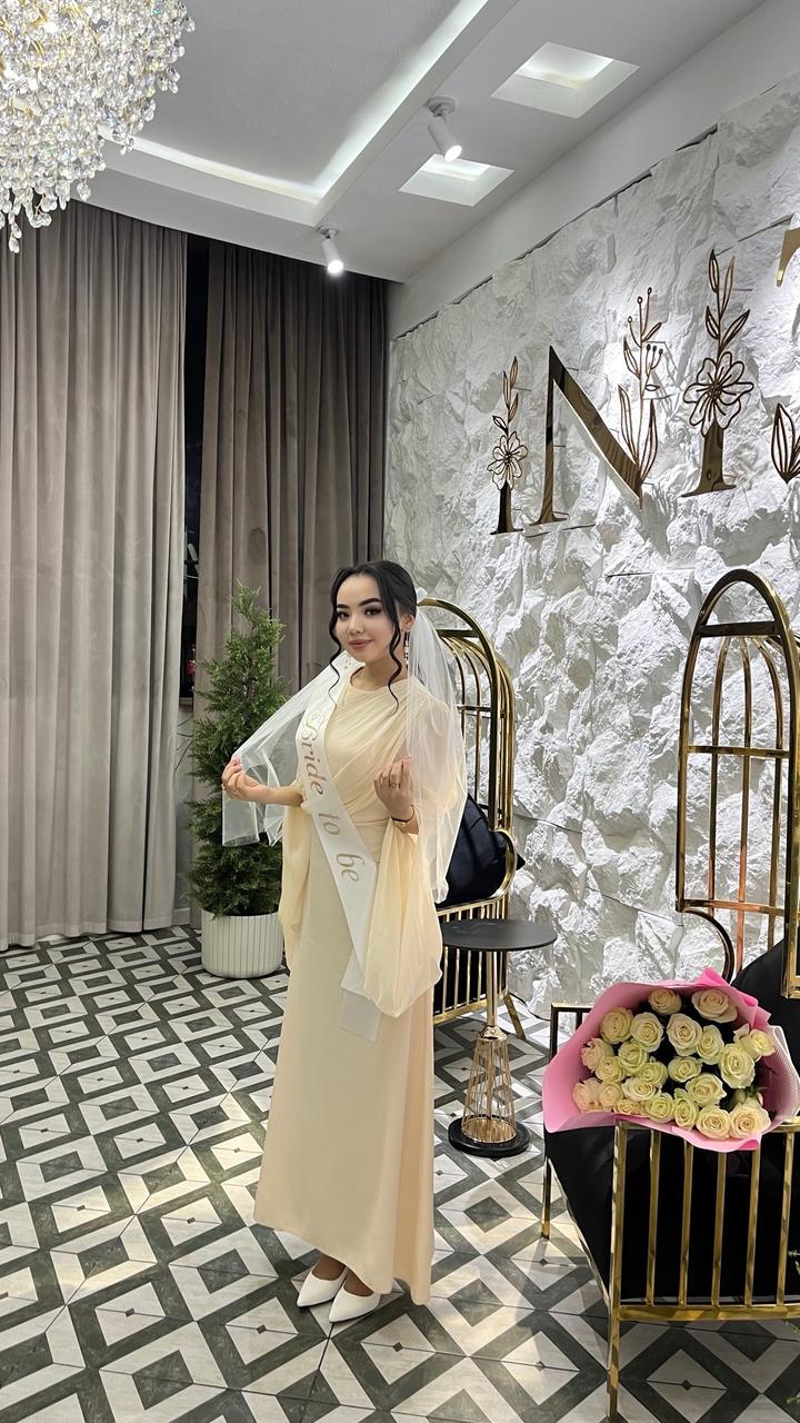 Бежевый платя