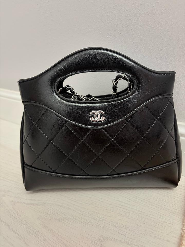 Черная сумка от Chanel