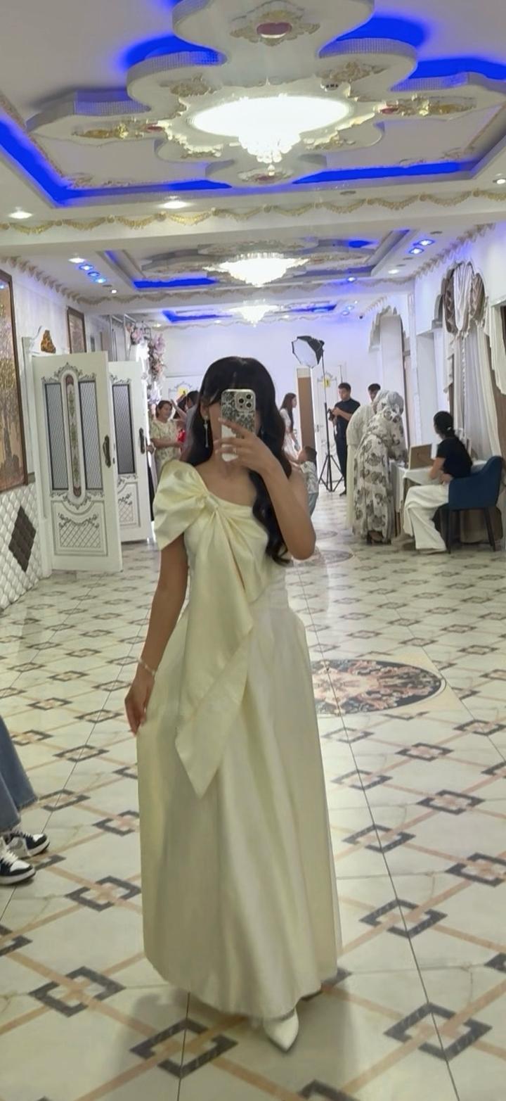 Элегантное молочное платье