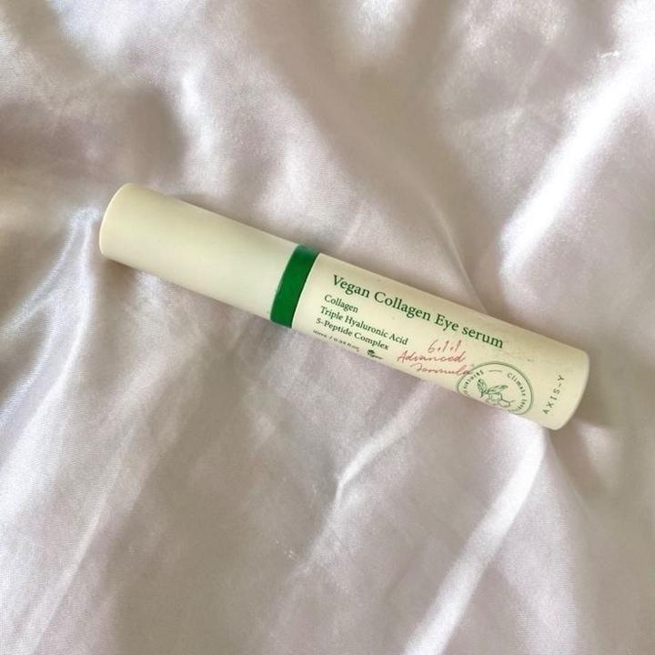 AXIS-Y Vegan Collagen Eye Serum — это легкая сыворотка для области вокруг глаз
