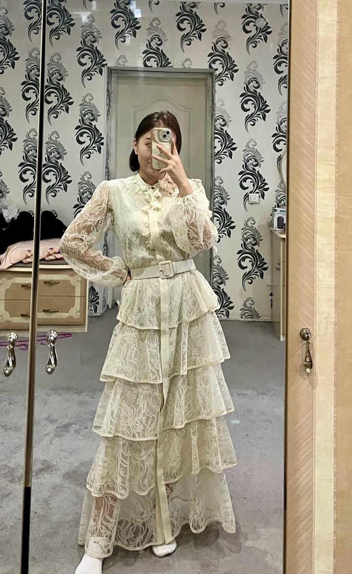 Кружевное платье с воланами