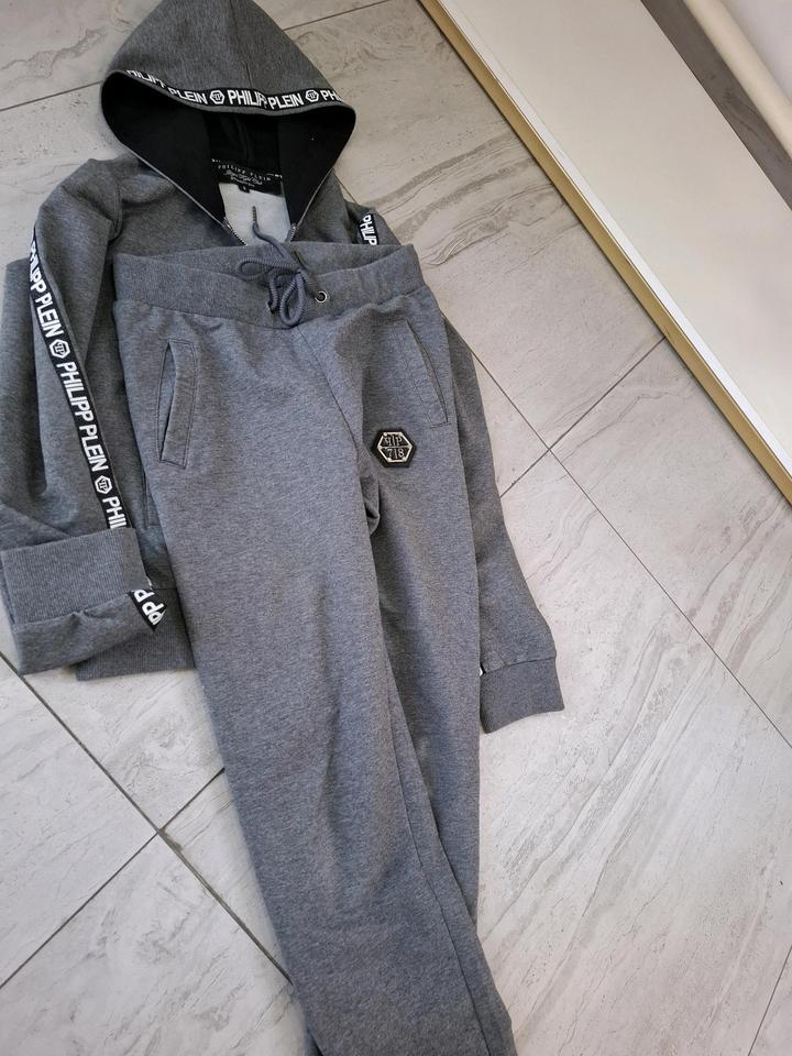 Продам спортивный костюм