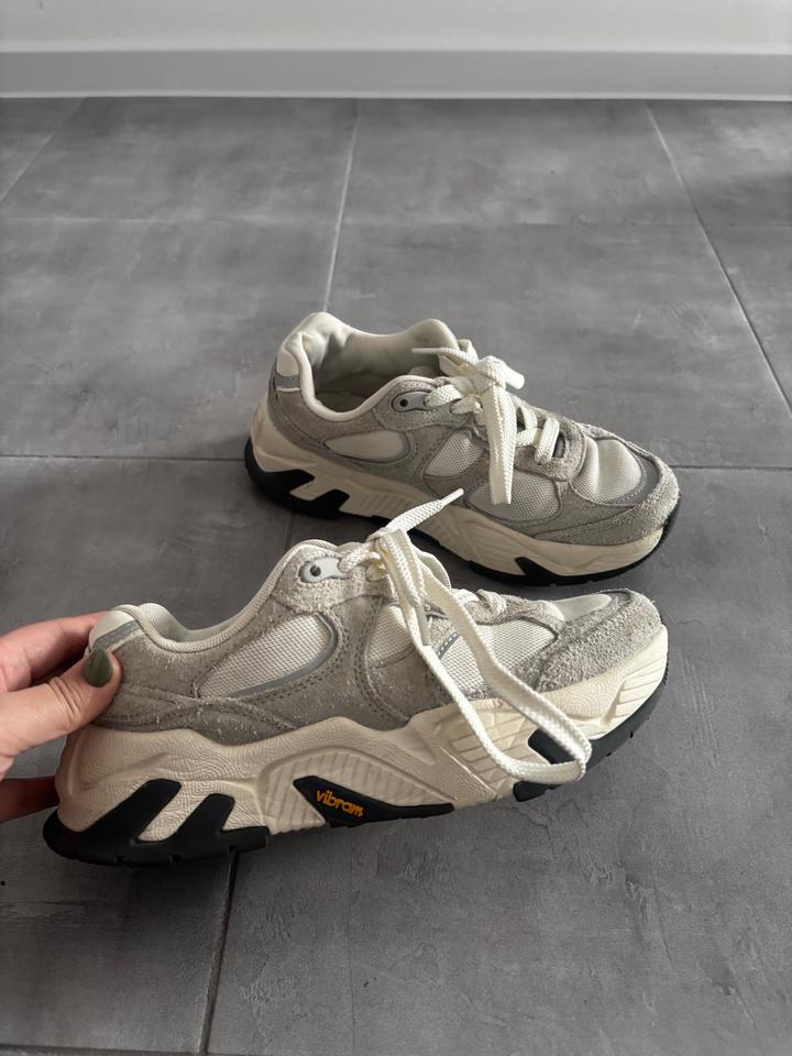 Продам кроссовки 35 р