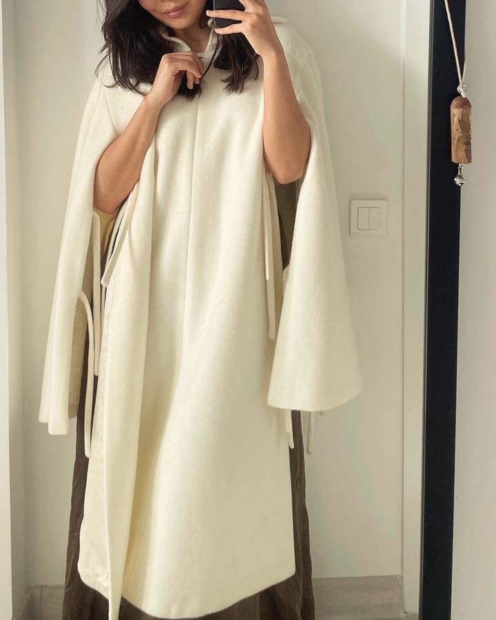 Молочное пальто-пончо