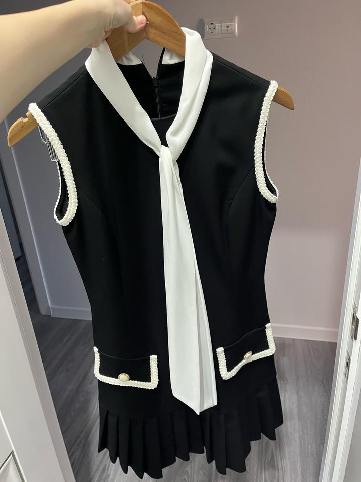 Черное платье с завязкой