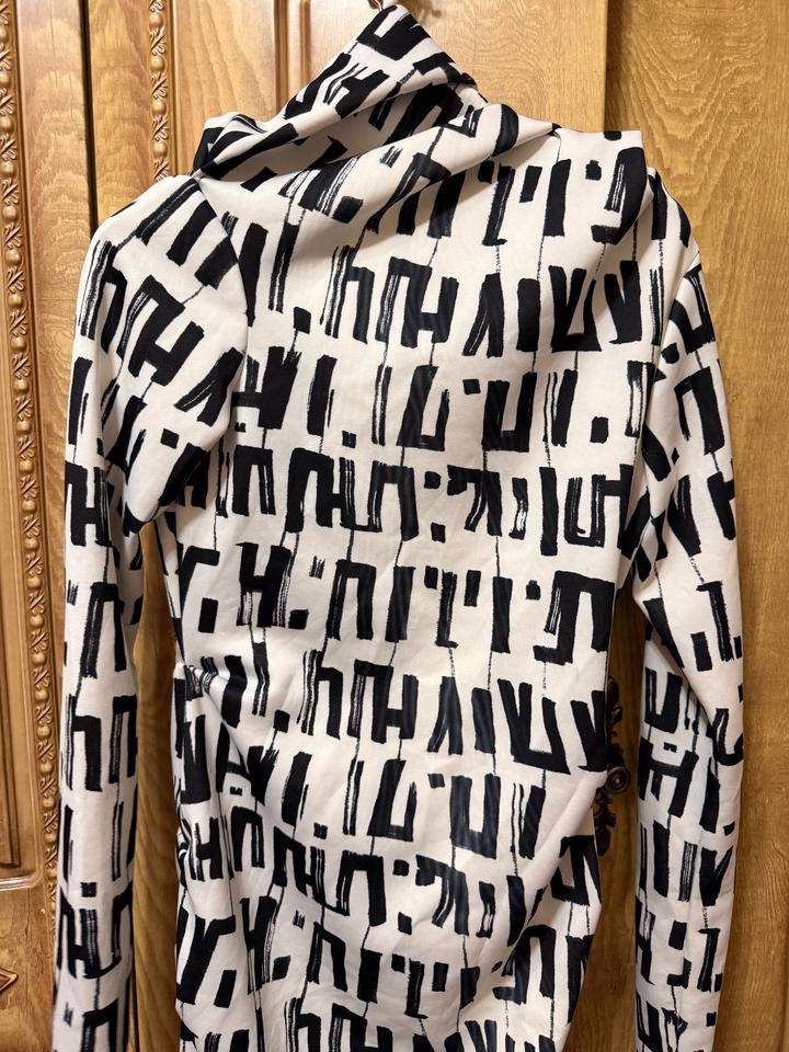 Платье с акцентным oversized-воротником • необычный крой • выглядит очень стильн