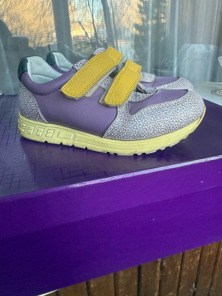 Кожаные кроссовки