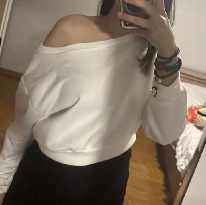 : короткий однотонный свитшот с длинными рукавами и откры