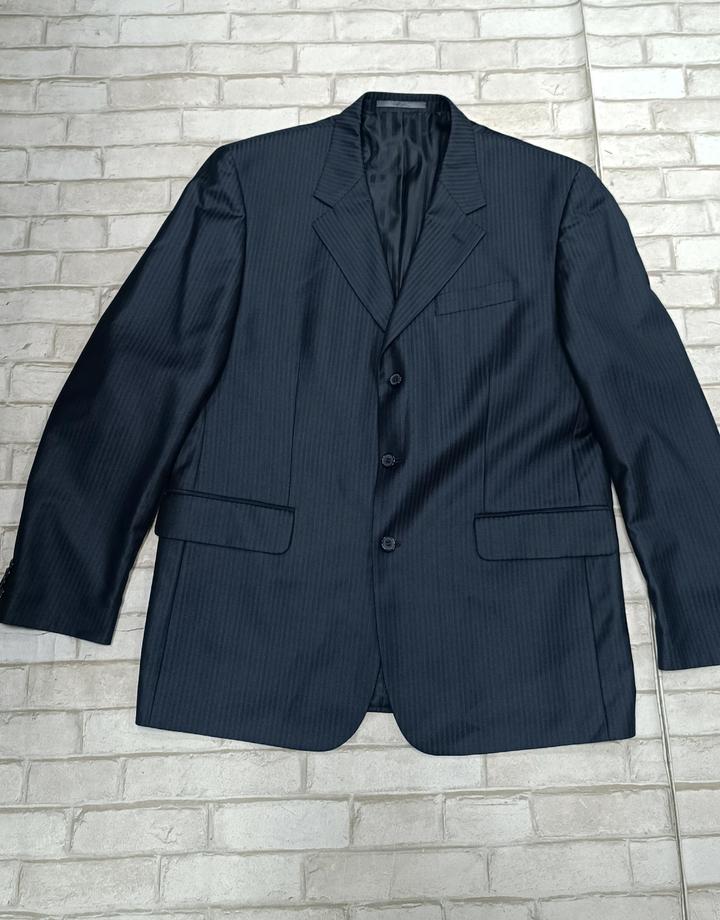 Мужской серый костюм в полоску