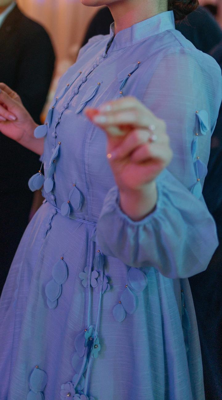 Голубое платье