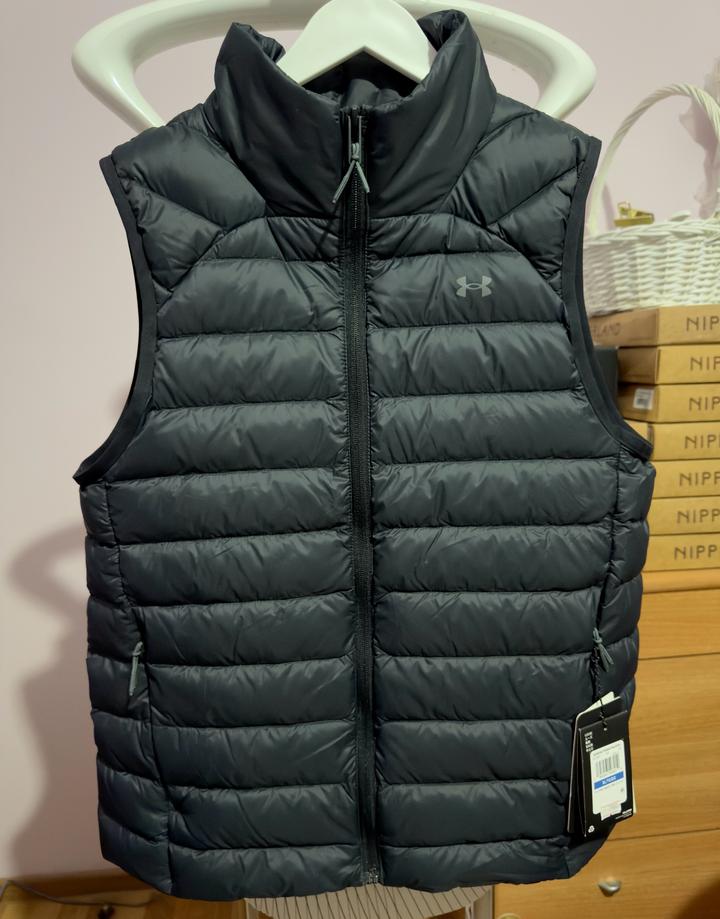 Женская жилетка от Under Armour, размер М