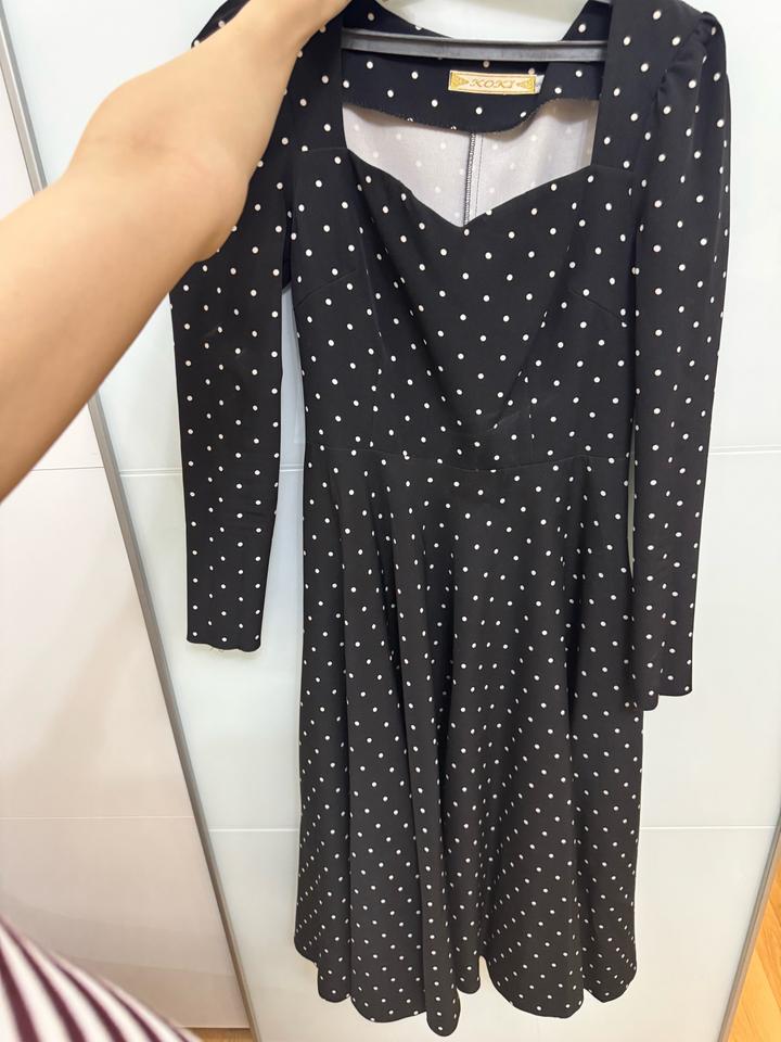 Черное платье в горошек