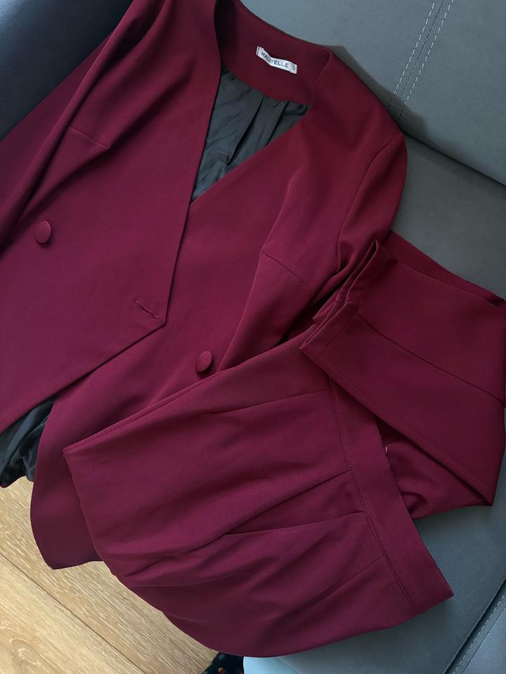 Бордовый брючный костюм