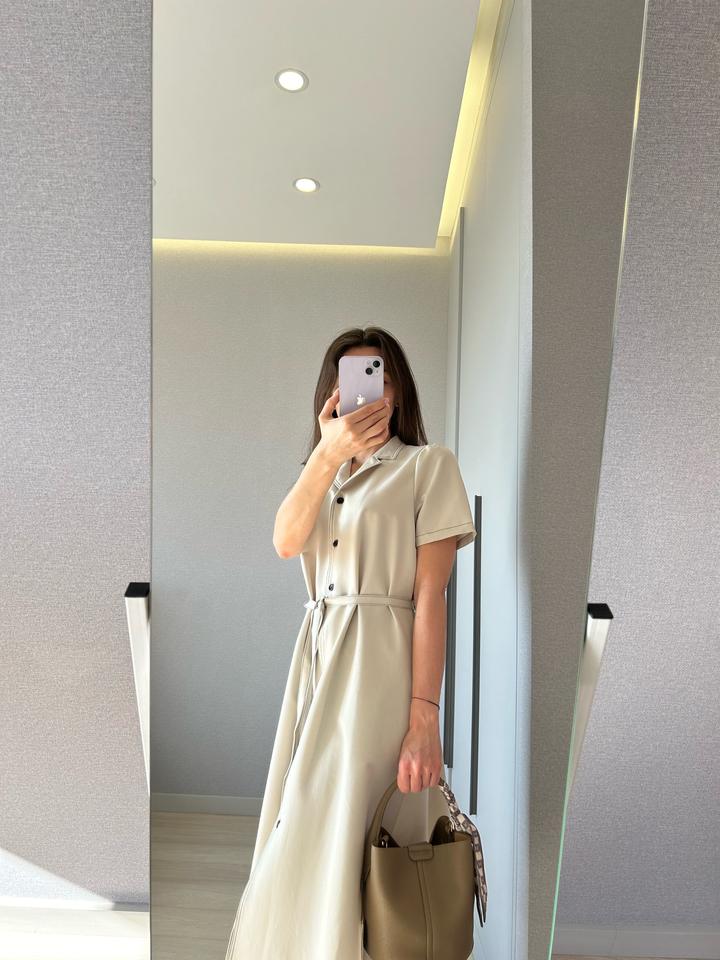 Бежевое платье с черной строчкой