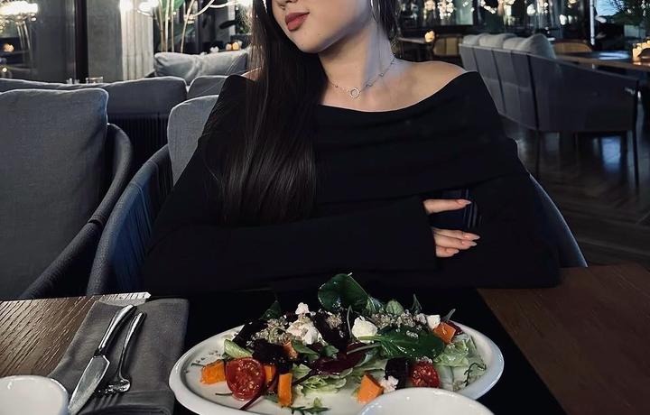 Платье черное с открытыми плечами
