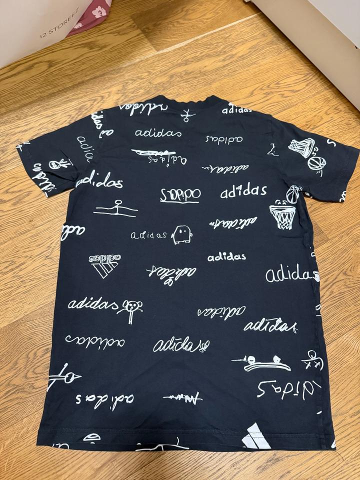 Черная футболка Adidas