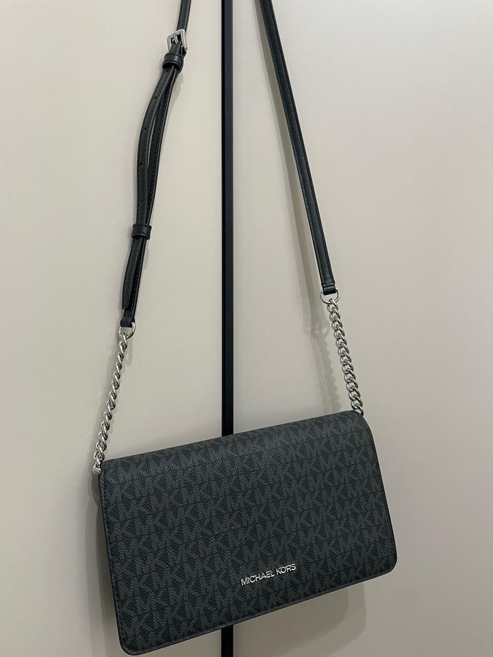 Черная сумка с серебристой фурнитурой от Michael Kors